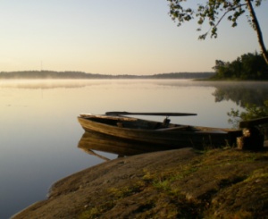 Kräftsjön tidigt på morgonen med ekan som morfar har byggt i förgrunden