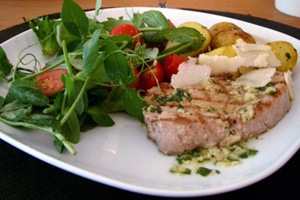 Grillad tonfisk med stekt basilikapotatis