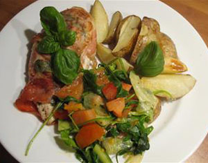 Linda och Jerkers Alla Hjärtans Dag-middag; parmalindad kycklingfilé med basilika, vitlök och ljummen tomatsallad