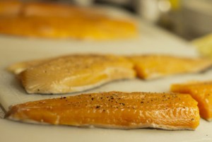 Rödingfiléer saltas och peppras innan stekning Rödingfiléer saltas och peppras innan stekning