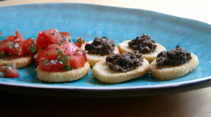 Crostinis med tapenade och tomat och basilika