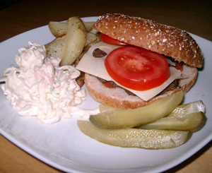 Hemlagad hamburgare med klyftpotatis och cole slaw