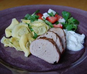 Fläskfilé, gnocchi, sallad och fetaostcreme