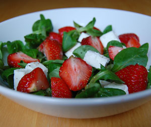 Sallad med jordgubbar och fetaost