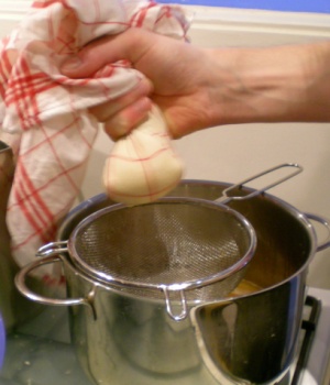 Att krama ur vätska ur potatisen ger mjölksyra i både händer och armar