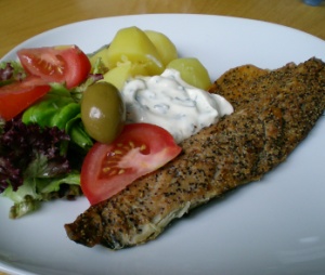 Varmrökt makrill, potatis och creme fraiche-sås