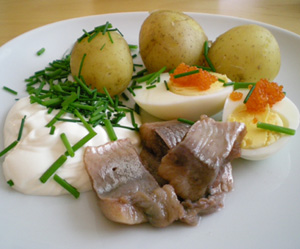 Matjesill, färskpotatis, gräddfil, gräslök och kokt ägg