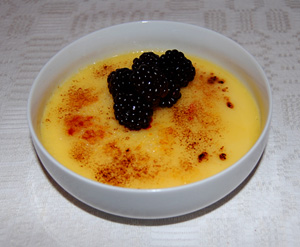 Crème brûlée med björnbär