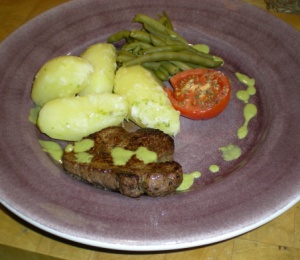 Oxfilé med örtsås och parmesanslungad mandelpotatis