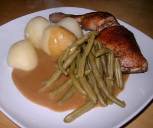 Kycklingklubbor, potatis, sås och haricot verts