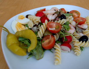 Sallad med pasta, räkor och rädisor