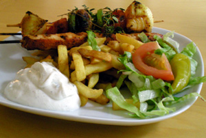 Kycklingspett, pommes och tzatziki