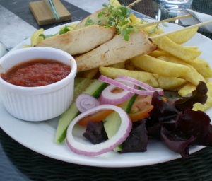 Kycklingspett med BBQ-sås och pommes