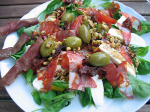 Sallad med calabra, bresaola och mozzarella