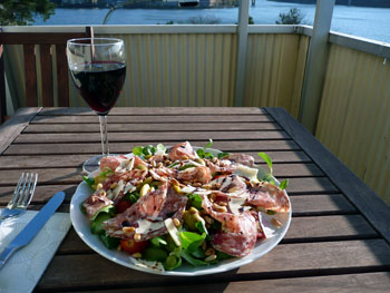 Sallad och vin på balkongen