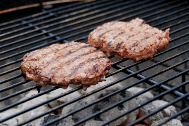 Hemgjorda burgare på grillen