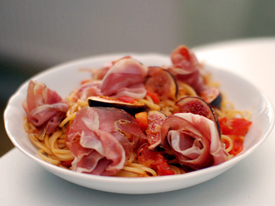 Pasta med fikon och lufttorkad skinka