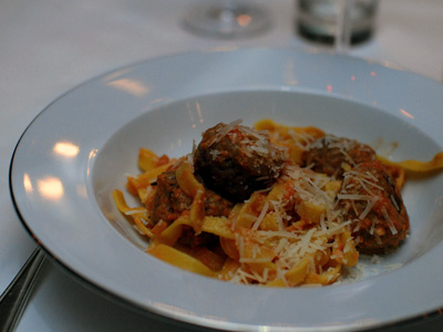 Frikadeller med färsk pasta i krämig tomatsås