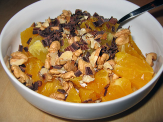 Apelsinsallad med riven choklad och hackade valnötter