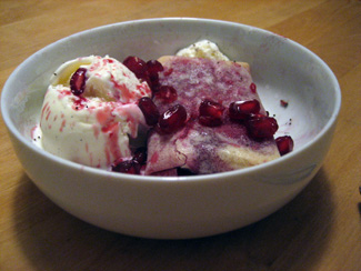 Hallonpaket med vaniljglass och granatäpple