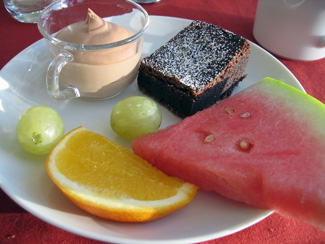 Chokladmousse, brownie och frukt