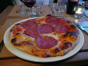 Pizza med salami och fontinaost